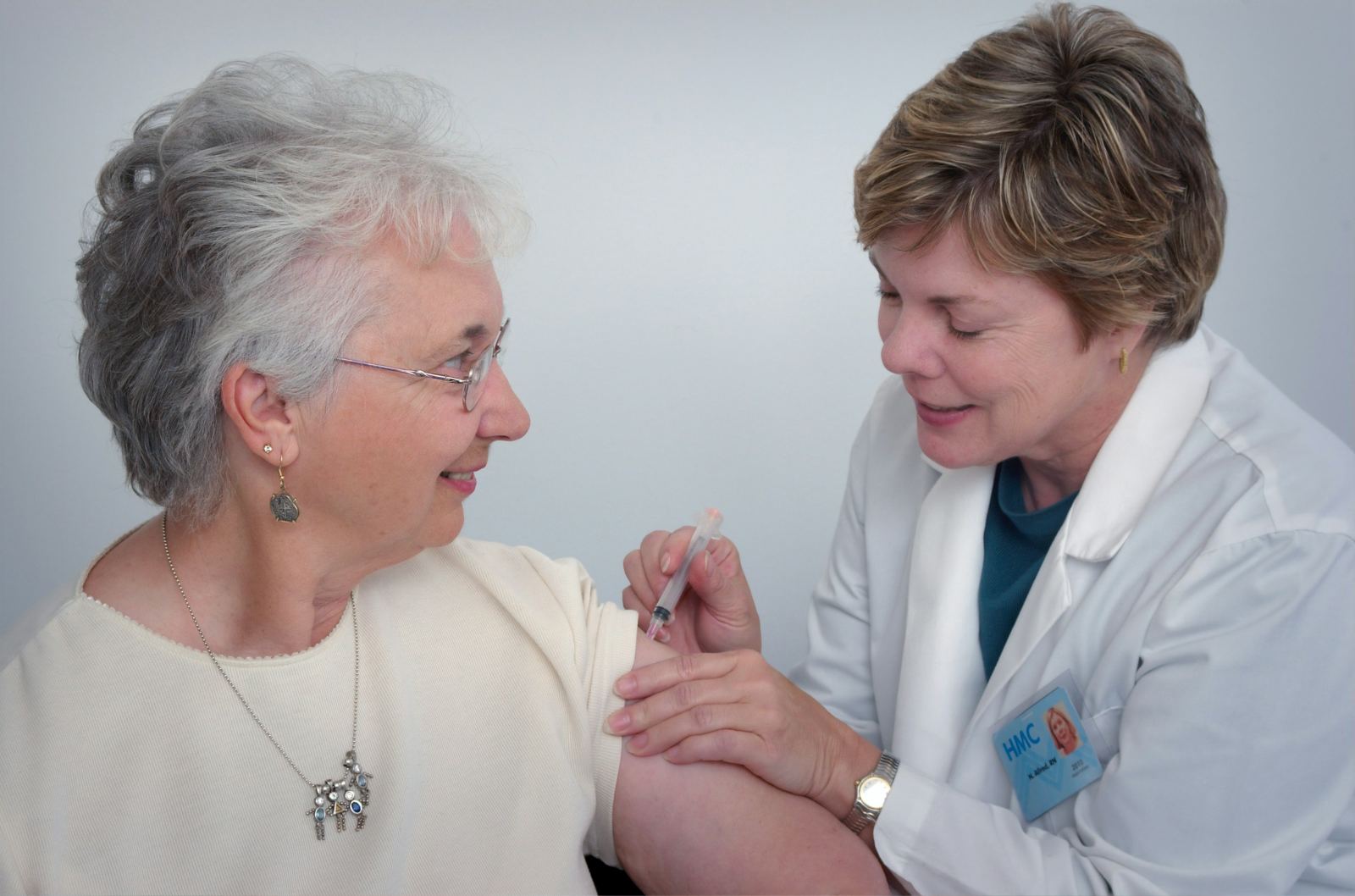 Une infirmière prend soin d’une dame âgée.